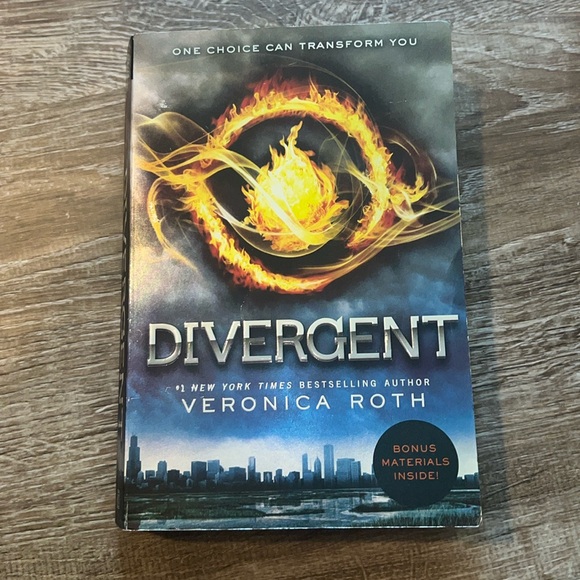 Divergent by Veronica Roth - Picture 1 of 2